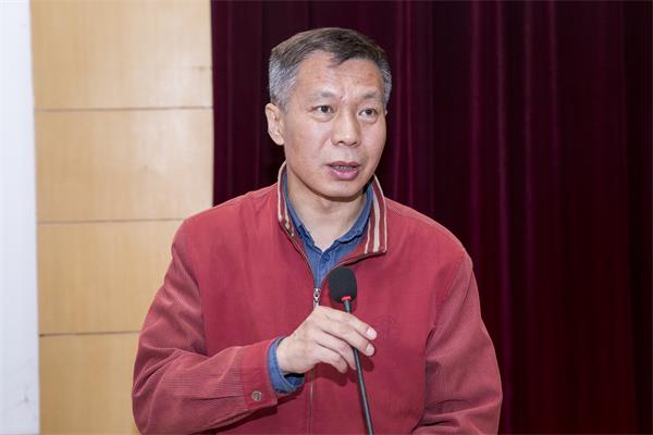 专升本辅导中心主任刘洪中为学生指导志愿填报工作